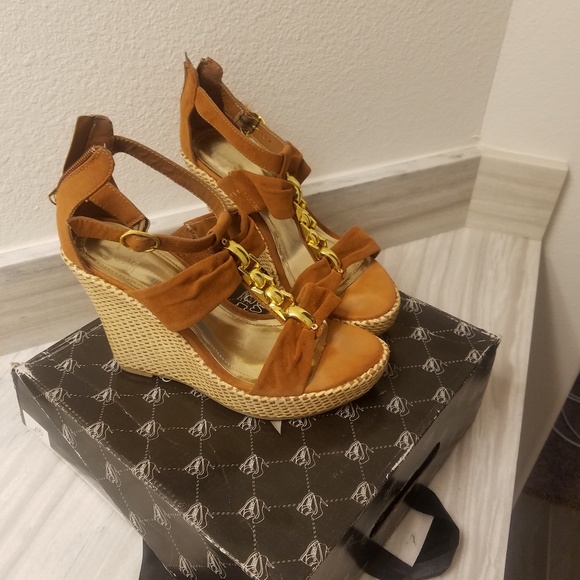 Shoes - Picture 2 of 4